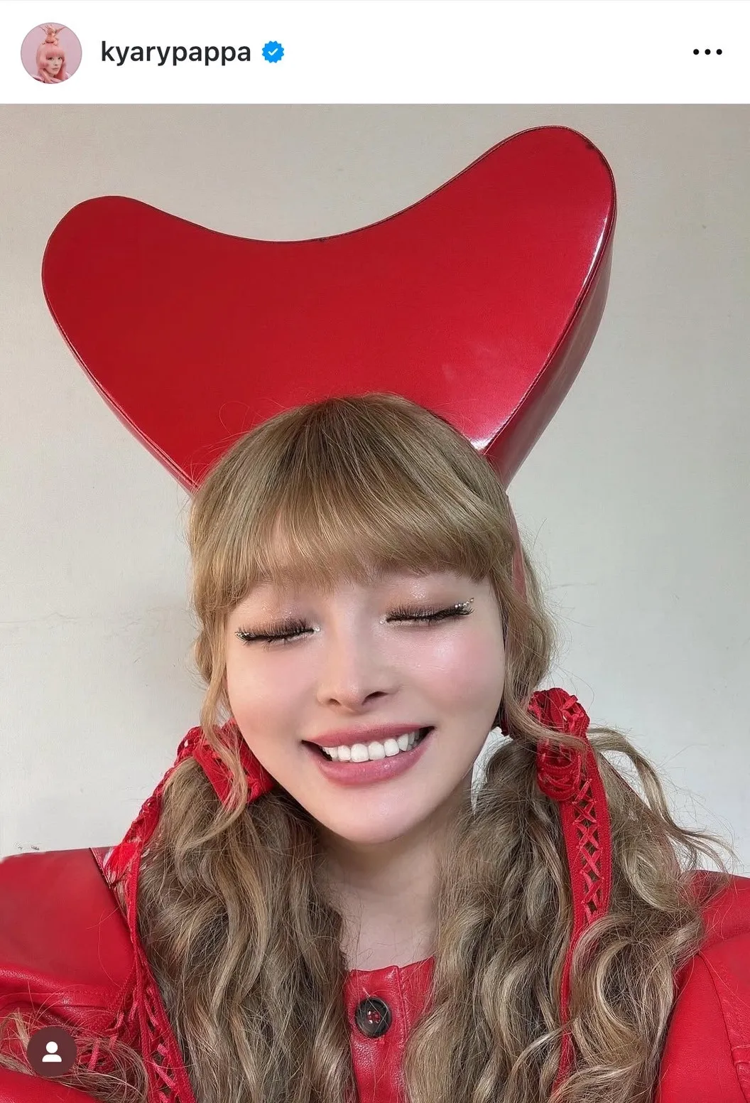 「ベビちゃんお元気そう」きゃりーぱみゅぱみゅ、赤ちゃん抱っこの2ショットに反響「赤いリボンおそろいかわちい」「素敵なきゃりーまみゅまみゅ」