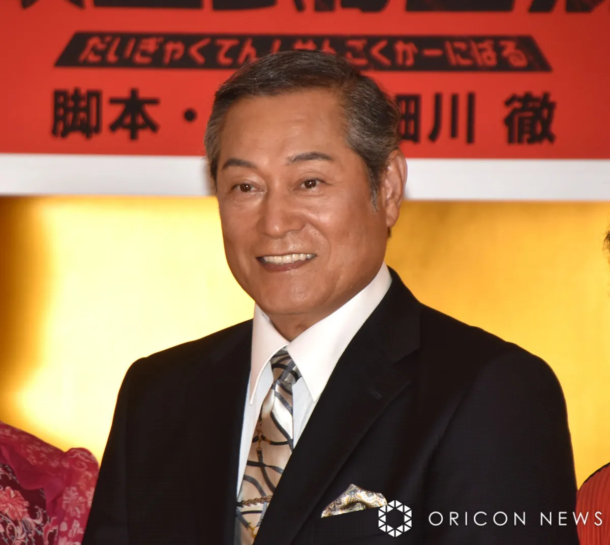 松平健、なんでも似合う幅の広さに驚きの声　ちょんまげ＆スパンコール着物を着こなす姿にコロッケ＆久本雅美「最初で最後」