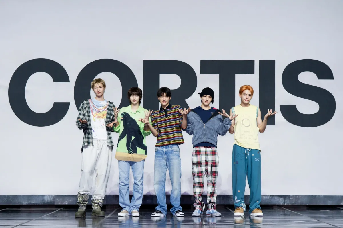 BTS・TXTの弟分・CORTIS、デビューショーケース開催　武器は“共同制作”「ビビンバみたいなグループ」【メンバープロフィール】