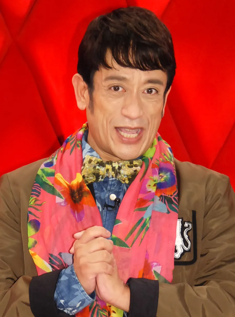 クリス松村、41年前の“海水浴場ショット”　反響相次ぐ「マジかっこいい」「クールすぎる」