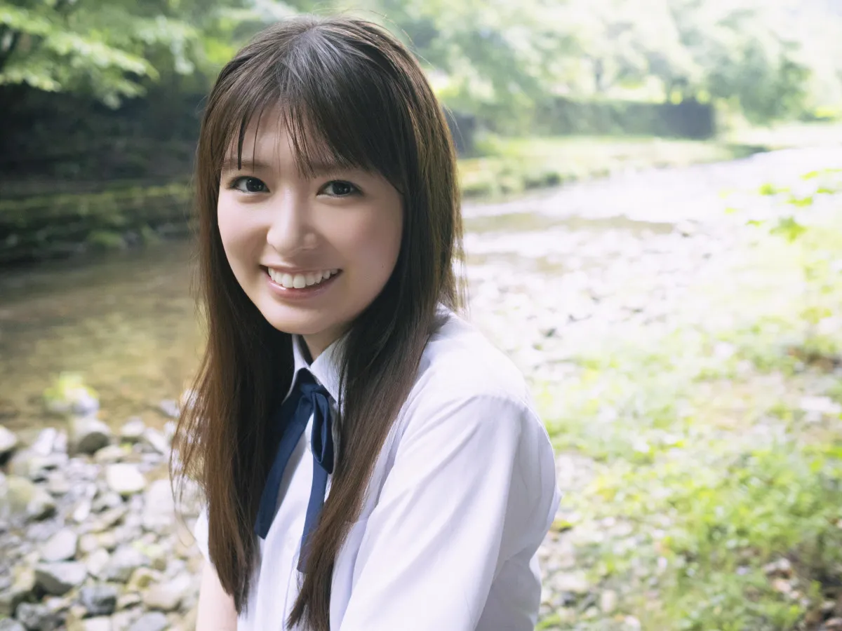 “高校3年生”乃木坂46小川彩、透明感抜群な川辺ショット　癒される表紙カットも解禁