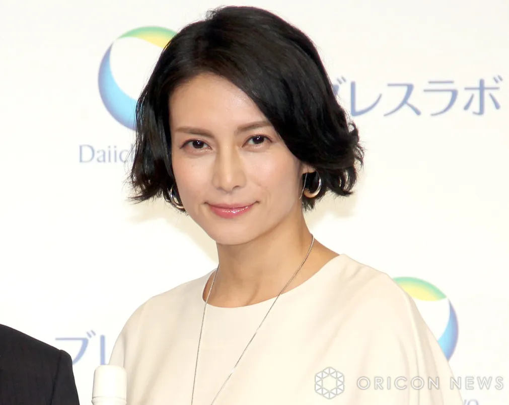 柴咲コウ、美脚まぶしいミニスカルックでイタリア旅行を満喫 水着姿でプールも「コウさん美しい」「スタイル良すぎ」「絶景と美味しい料理で満たされますね」