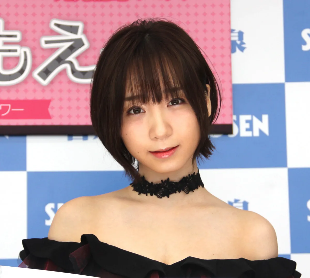 伊織もえ、痛そう…『コミケ』日焼け跡に大反響　背中丸見えショットに「色気がでてる」「たまんねぇ！」