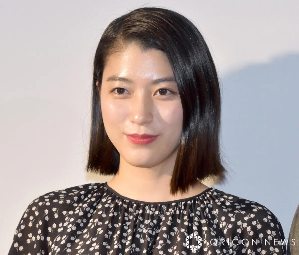 成海璃子、誕生日にスーツ姿の“叔父”と笑顔の2ショット　ドラマ『DOCTOR PRICE』で共演