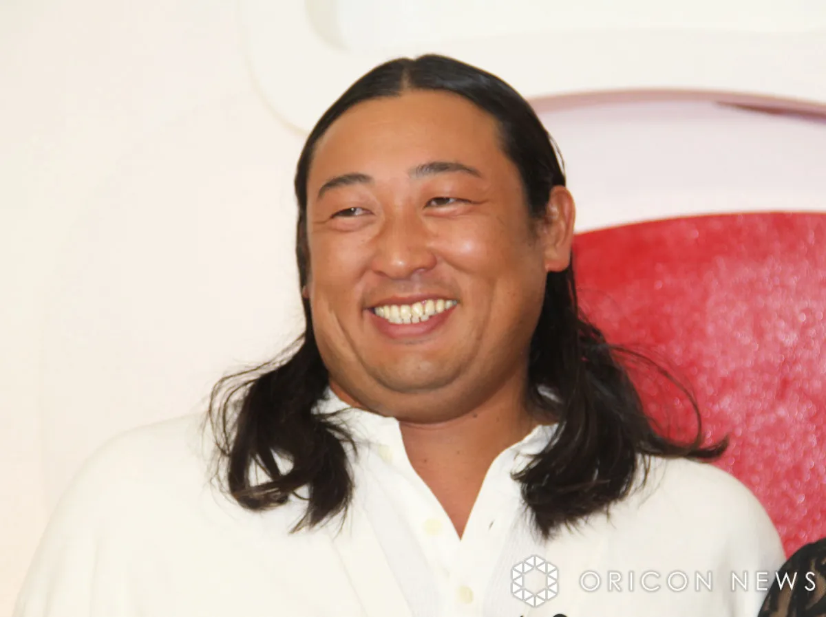 ロバート秋山、“そっくりな兄”との仲良し2ショットに「双子にしか見えない」「どっちが本物か2秒考えたw」　『クリエイターズ・ファイル』展覧会で村上隆氏と共演