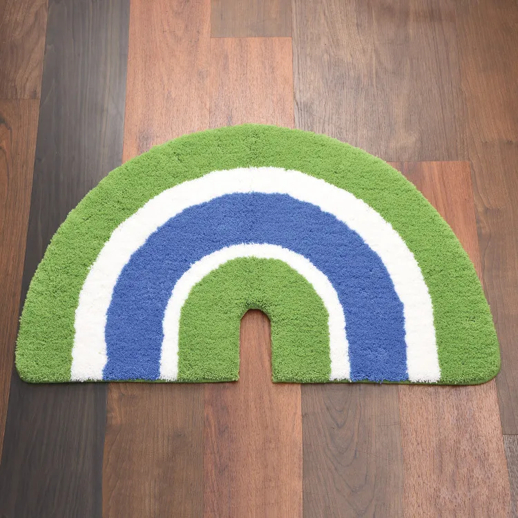 ファミマカラーのバウムクーヘン風ラグ誕生、「ミヨシラグ」とのコラボ『BAUM RUG』が抽選販売開始