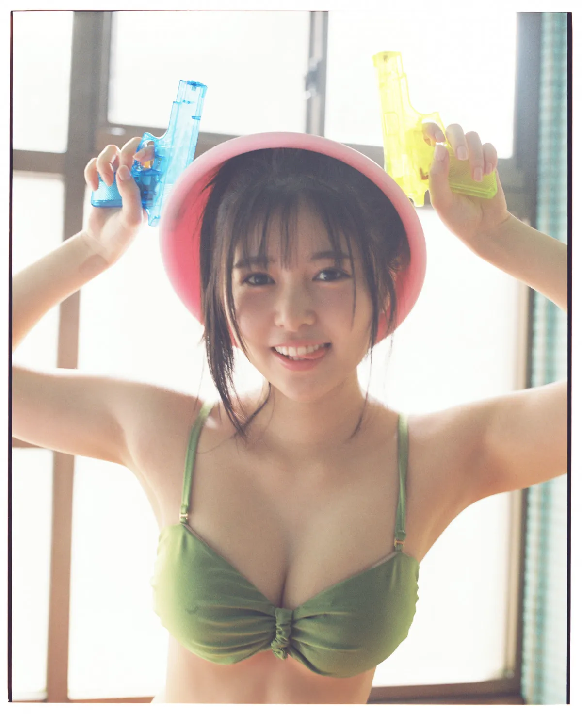 頓知気さきな、水着姿で水鉄砲×舌ペロショット披露　『また明日！』先行カット第2弾公開