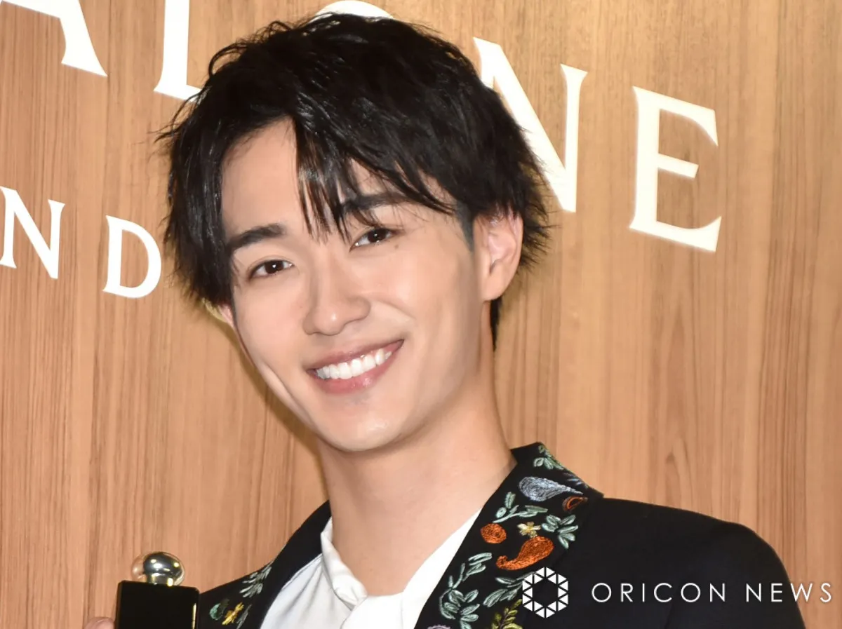 野村康太、Hey! Say! JUMP高木雄也に抱きつく「後輩感にきゅん」「大好きな小山田＆城ペア」　ドラマ『大追跡』オフショット