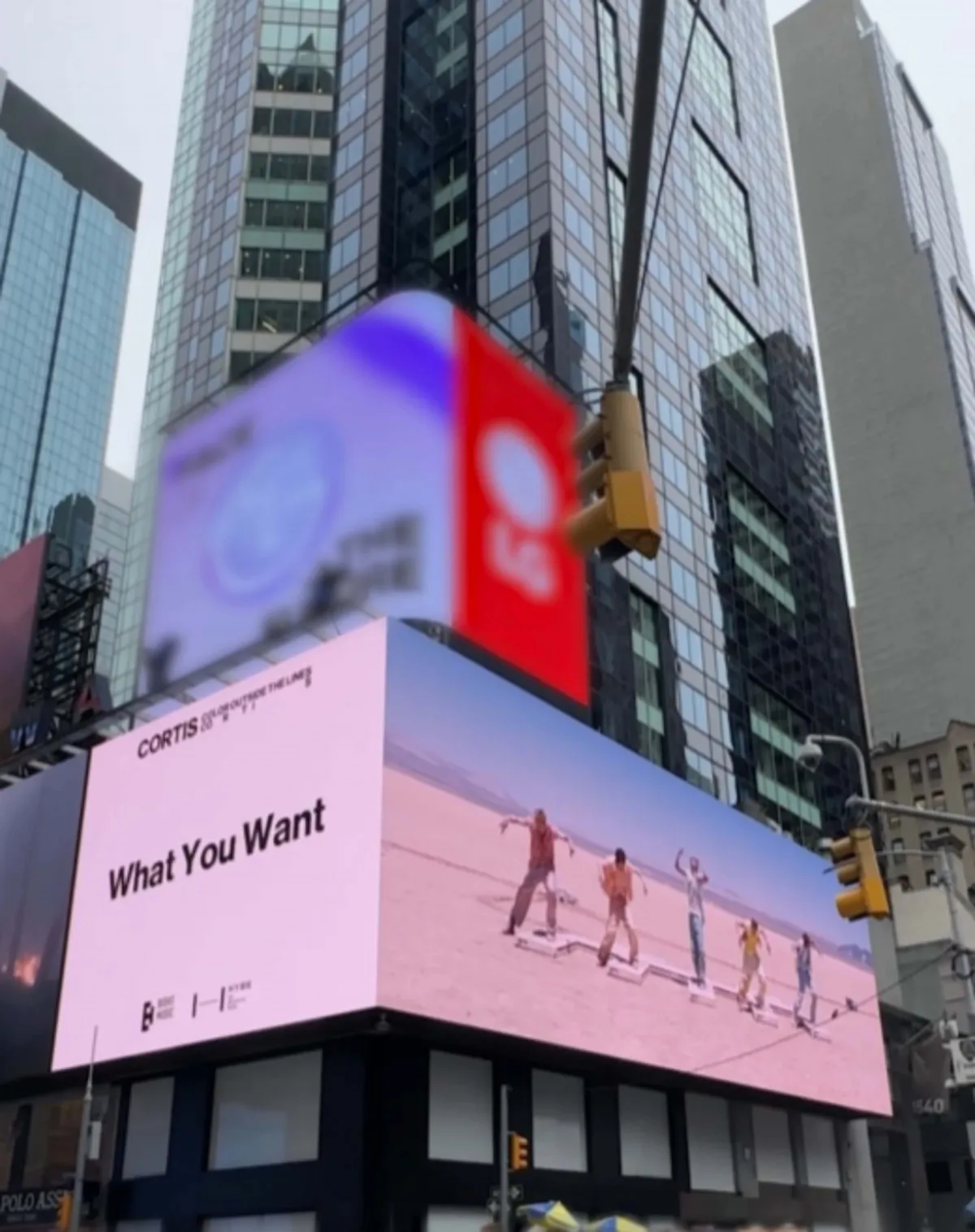 BTS・TXTの弟分・CORTIS、ニューヨーク・タイムズスクエアを彩る大規模屋外広告が話題に　18日にデビュー