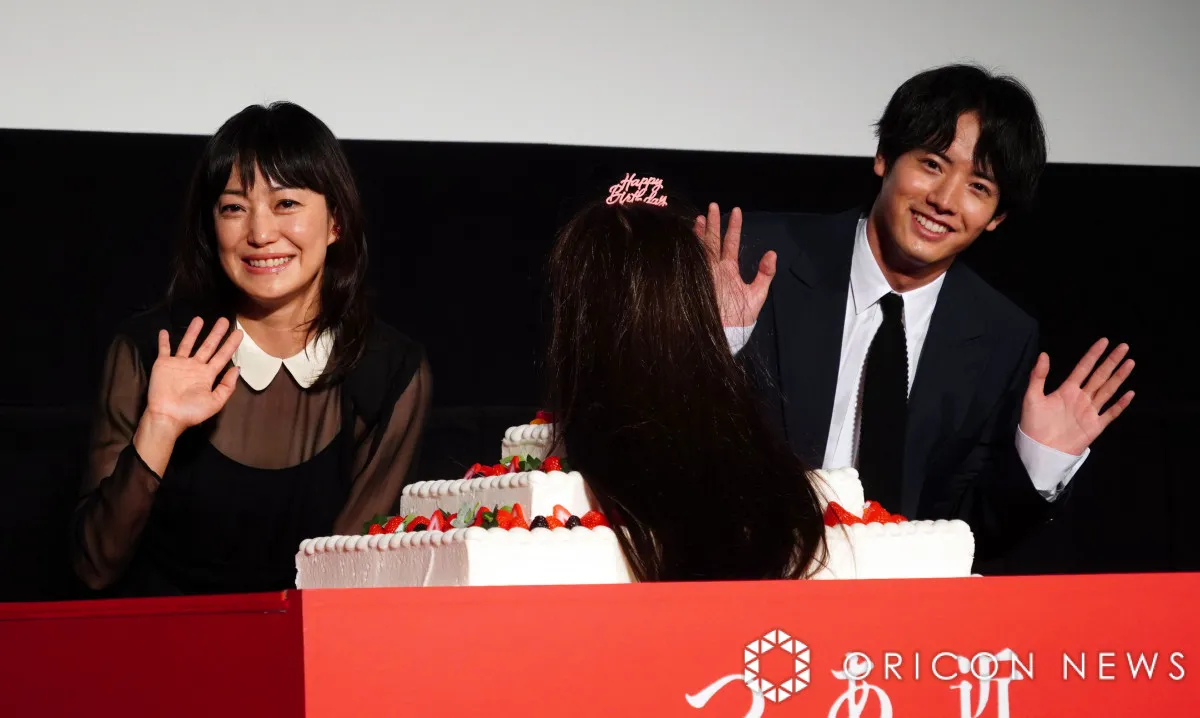 菅野美穂、恐怖の誕生日サプライズに絶叫もハイタッチ「ヒーハー！」　奔放ぶりには赤楚衛二がツッコミ