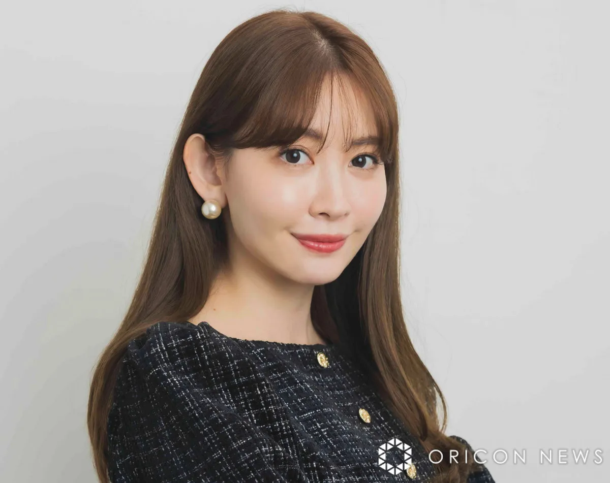 小嶋陽菜、美しすぎる胸元チラ見せ“マルセイユ”満喫ショット「胸に眼がいくねん」「かわいすぎ！」