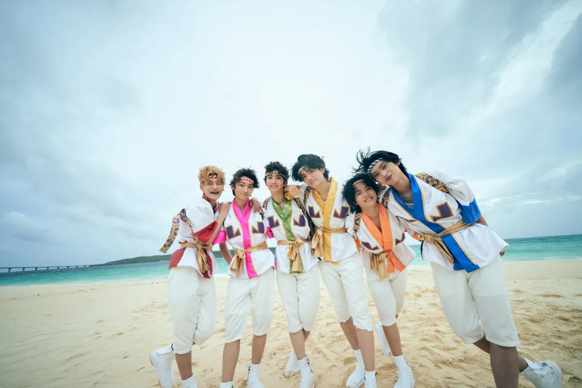 Lienel、悪天候の浜辺でひたすら踊り狂う“暴風ver.”MV公開　森田璃空「元気と笑いを届けられたら」【コメント全文】