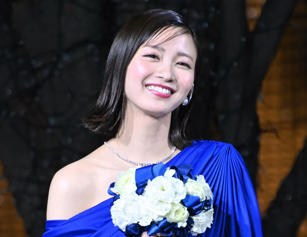 岡崎紗絵、透き通った海で“美背中”あらわに　黒ワンピショットに「どんだけ色っぽなん？」「絵になる」