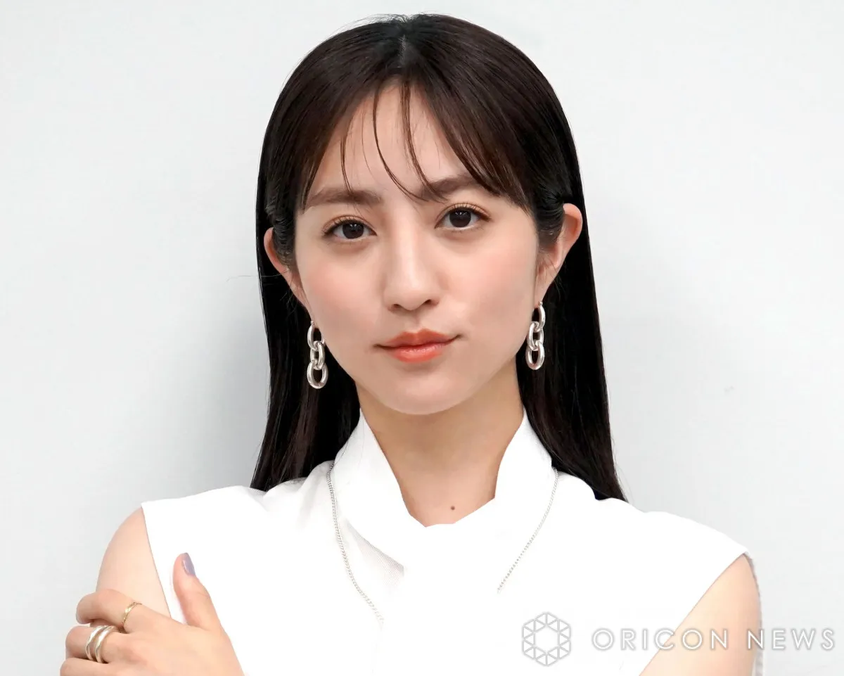 堀田茜、美ウエスト際立つ“チラ見せ”ショットが話題「おへそまで綺麗」「細いすねー」