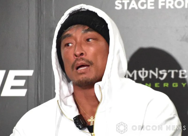 秋山成勲、“スタイル抜群”長女・サランちゃんと“手つなぎデート” 「パパのデレデレな感じが最高」「みるみる美しくなる感じ」