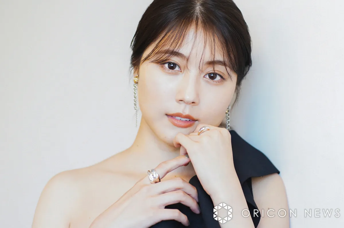 有村架純、脚線美＆チラリお腹ショット公開　「ヤバい！！！！」「めっちゃ美脚」と反響