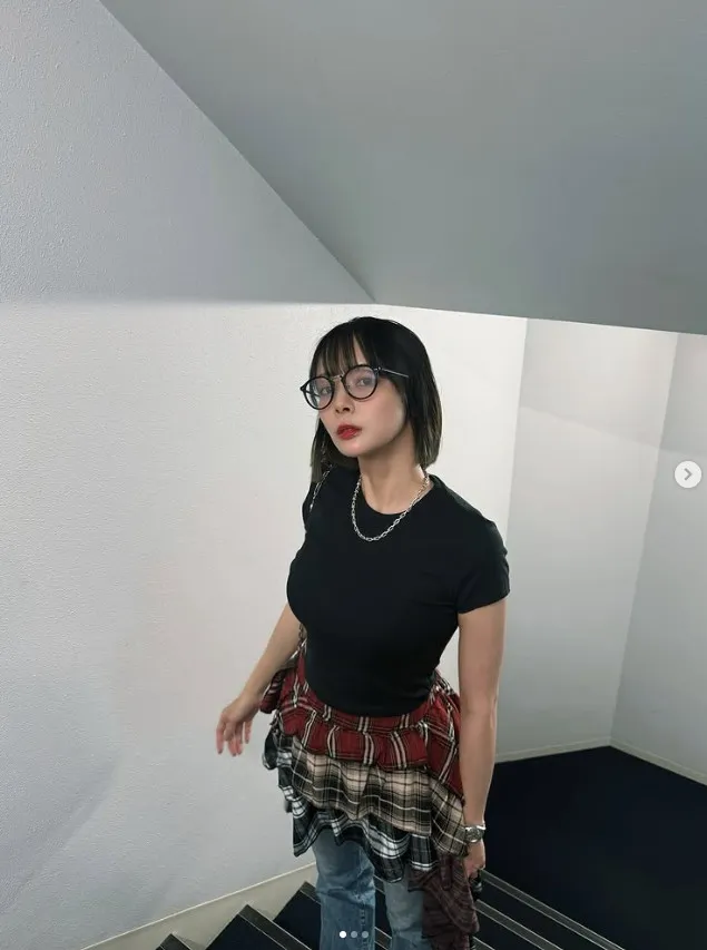 岡田紗佳、ボディラインあらわな“ピッタリTシャツ”　反響相次ぐ「ナイスボディ」「スタイル最強すぎる！」