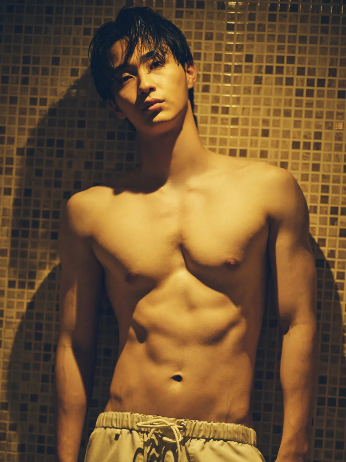 野村康太、鍛え上げられた“肉体美”披露　1st写真集タイトルが「暁紀」に決定