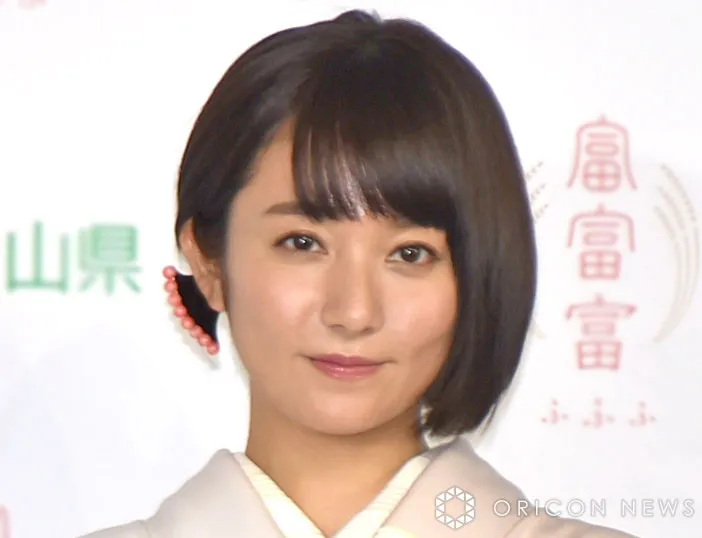 ラウール、海鮮丼を片手に“はにかみ”ピース　木村文乃と『愛の、がっこう。』オフショット「可愛すぎる〜」
