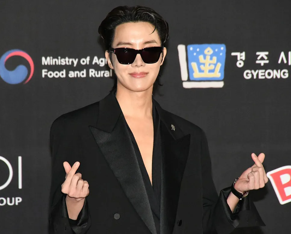 BTS・J-HOPE、ビーチでの7人ショット公開　「めちゃくちゃすてきな家族写真」「ホビのおかげで至福の朝」
