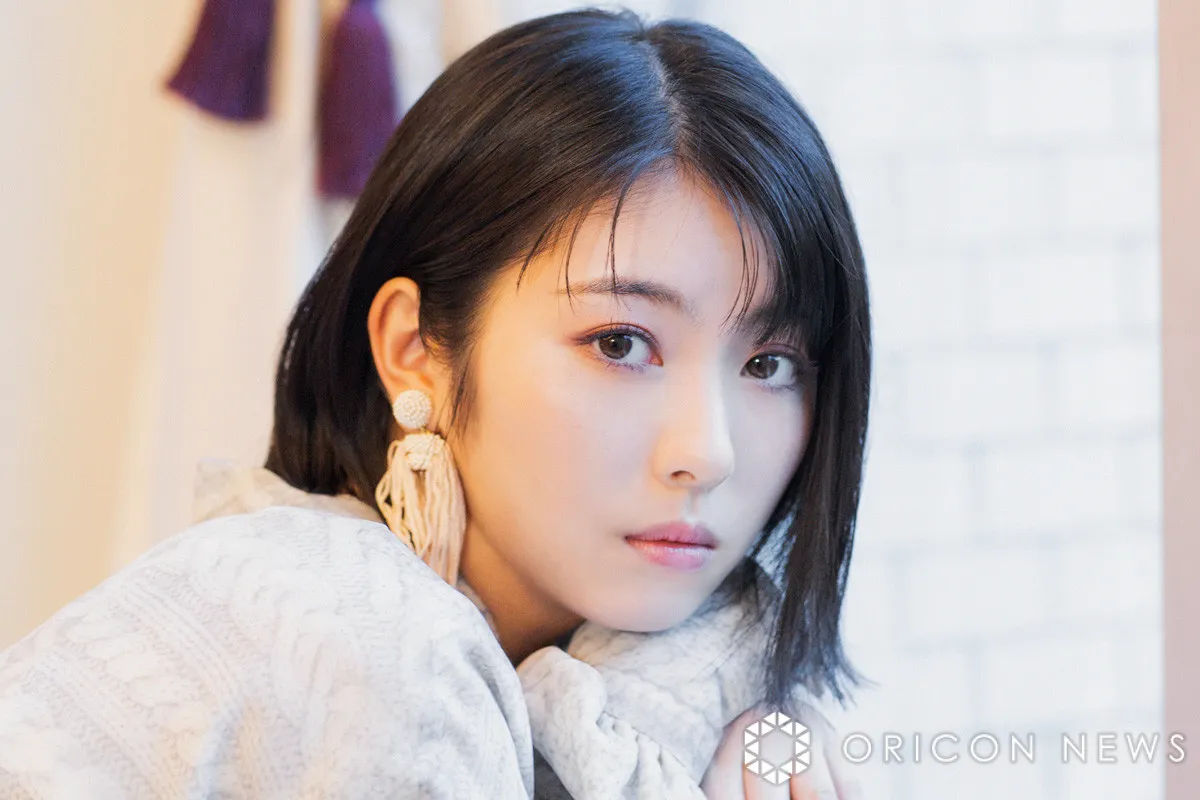 浜辺美波、“超”至近距離オフショットに反響「上目遣いと笑顔に心打たれました」「彼女感満載」