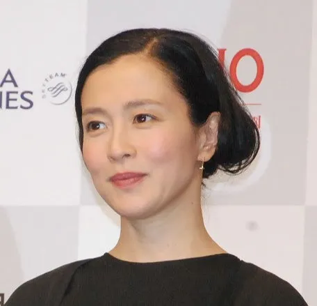 坂井真紀、“娘”との2ショットに反響「美人親子」「素敵な写真」「可愛い」　『初恋DOGs』で清原果耶と共演
