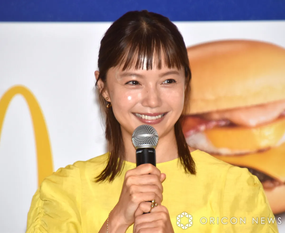 宮崎あおい、ほっそりウエストの“月見”スタイル　『マクドナルド』の思い出はハッピーセット「5、6歳のころに」