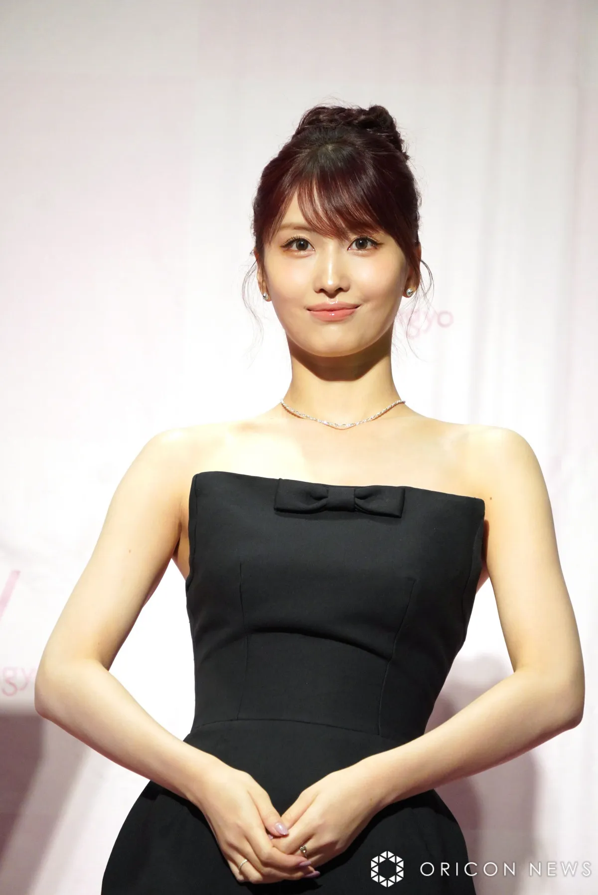 TWICE・MOMO、お団子ヘア×タイトドレスで“洗練美”放つ　“桃メイク”お披露目