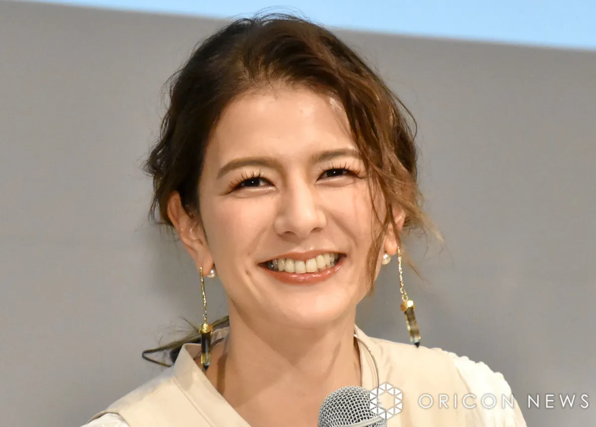 スザンヌ、ビキニ姿でプールに大ジャンプ　大はしゃぎの夏旅ショットに反響「お綺麗です」「めっちゃ素敵」「ママ可愛い」