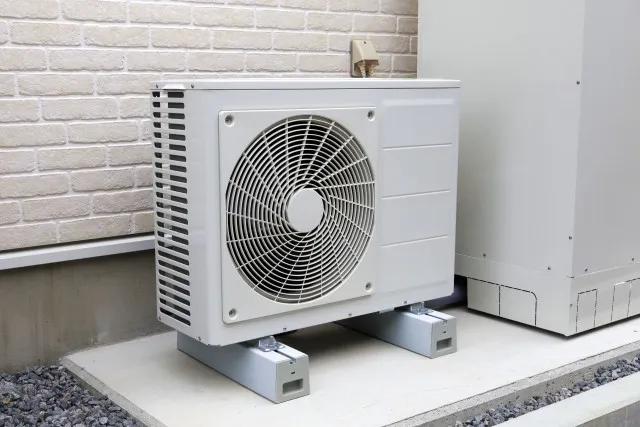 「全然部屋が冷えない…」それ、室外機のせいかも？冷房効率を上げる室外機カバー5選