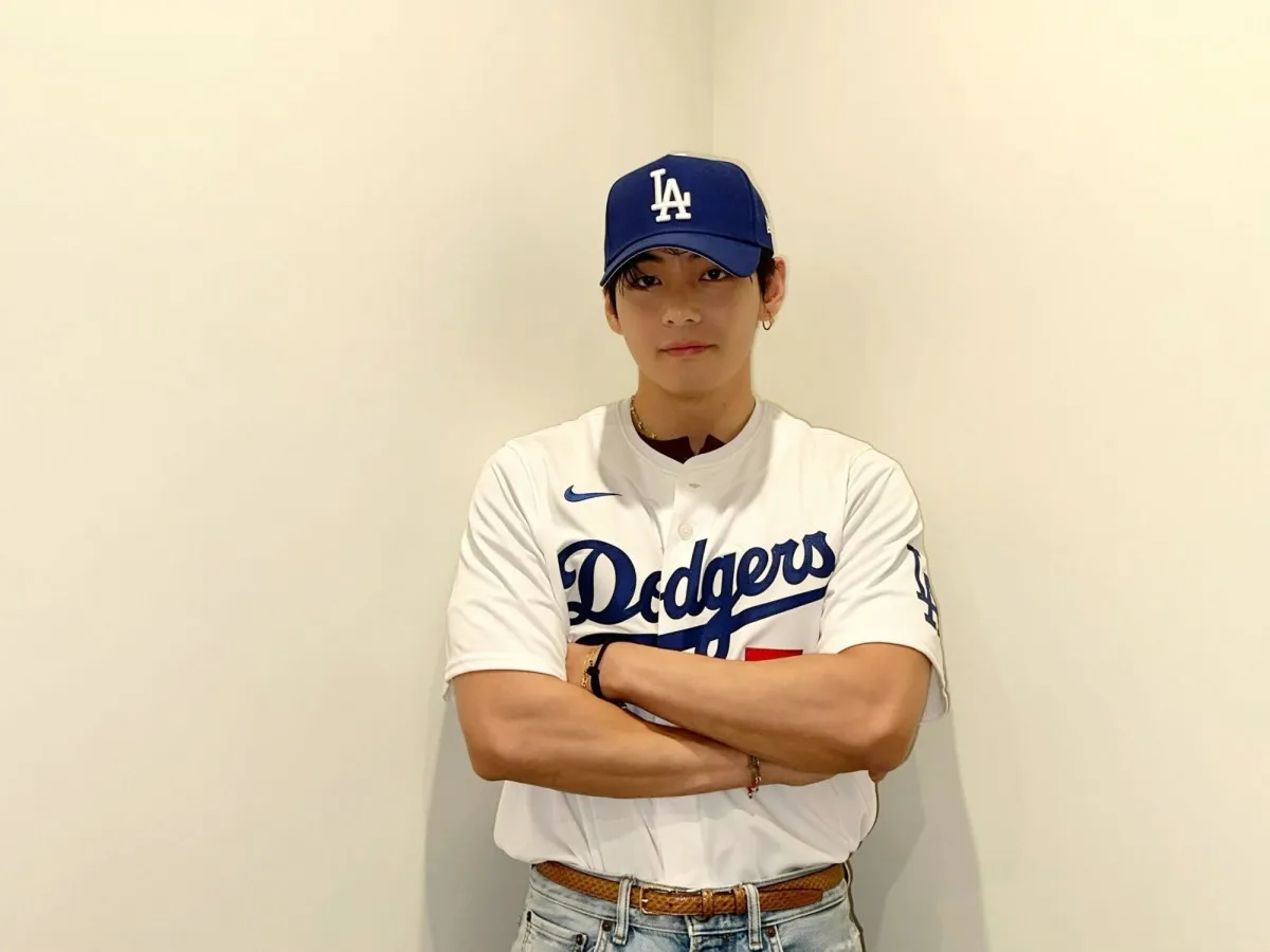BTS・V、始球式でデビュー当時の観戦振り返る「記憶が蘇って楽しかった」　マウンドで有名フレーズも…スタジアムを熱狂の渦に