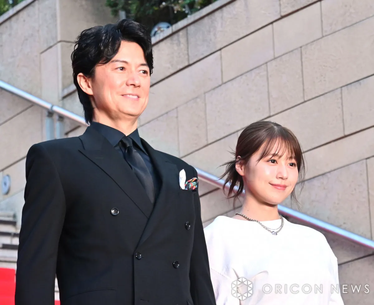 有村架純、純白衣装で晴れやかに　全身ブラックの福山雅治とキレイな対比に　『ブラック・ショーマン』レッドカーペットに登場
