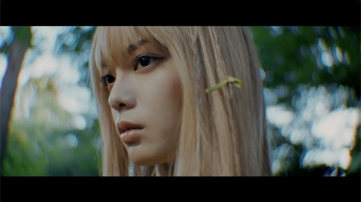 平手友梨奈、新曲「I’m human」MVを公開　“集団心理の恐怖”を描いた作品＆金髪姿も披露
