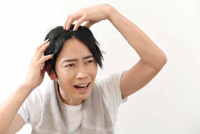 「朝シャンはハゲる」って本当？ 紫外線の影響は？ 猛暑が抜け毛につながる…対策を皮膚科医が解説