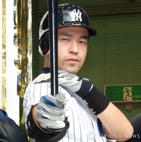 イチローものまね芸人、バットを“持ち替えて”打席ルーティーン完全再現　SNS反響「完璧な泡」「ビール継ぎの天才」