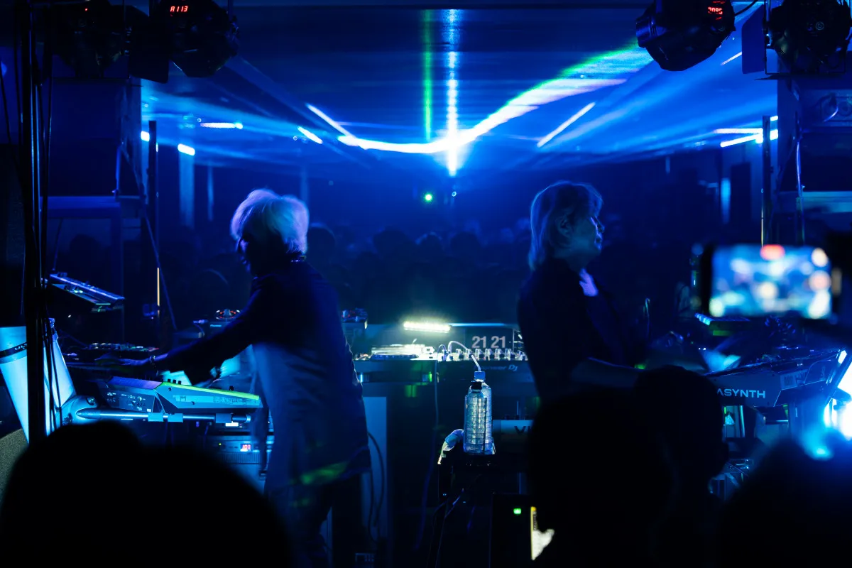 小室哲哉×浅倉大介によるPANDORA、8月1日のライブ映像をフル配信　ブースの中を体感できるようなカメラアングルにも注目