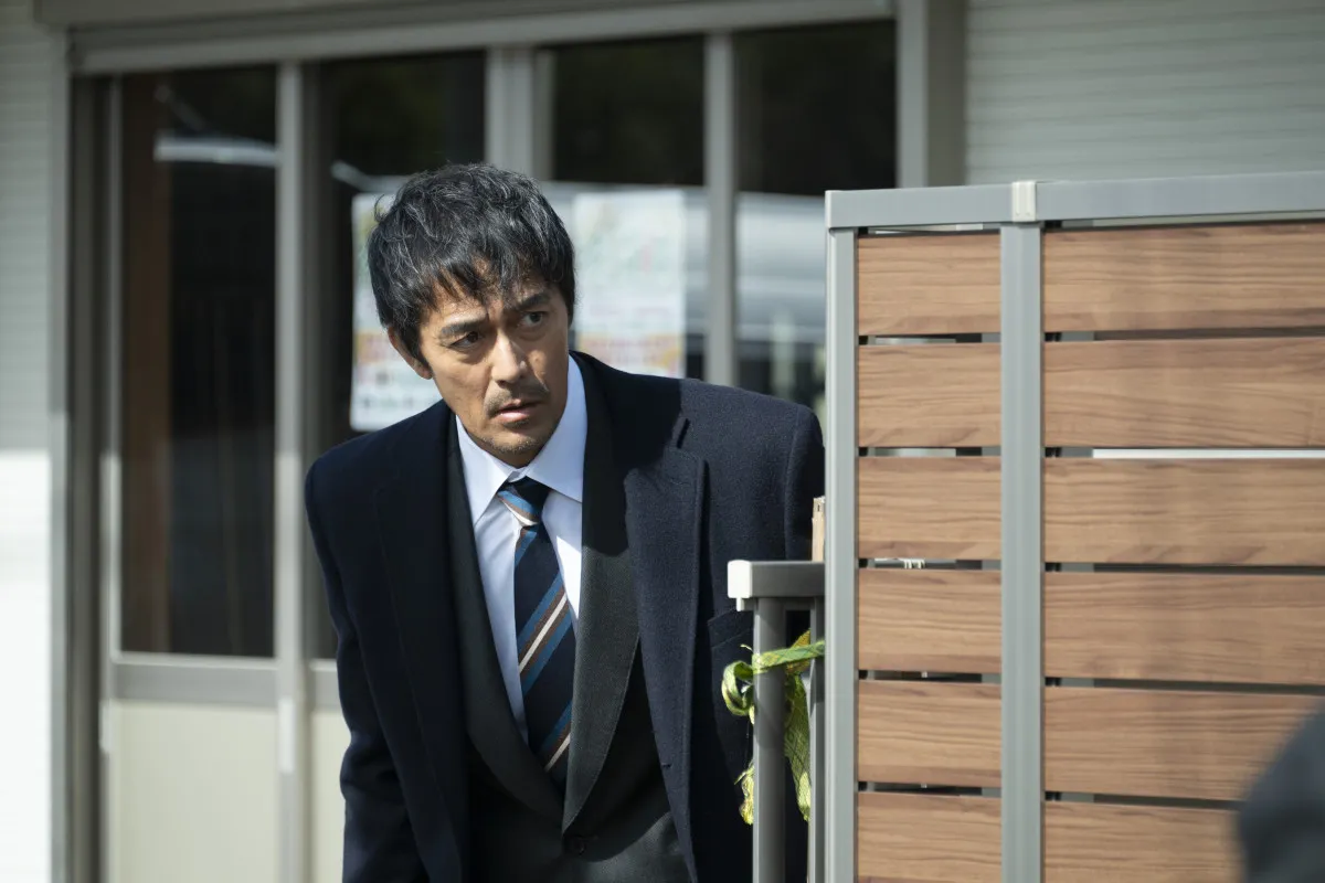 阿部寛主演『俺ではない炎上』、芦田愛菜、長尾謙杜ら“意味深な表情”新ショット解禁