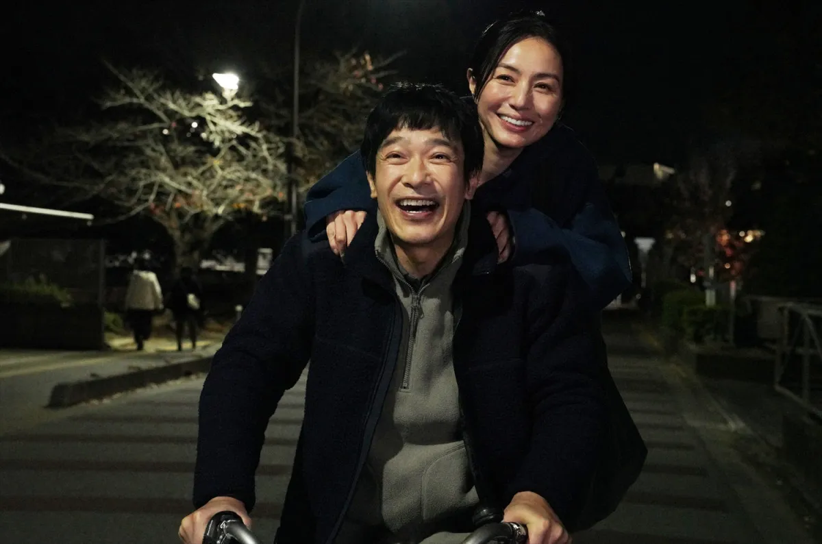 堺雅人×井川遥、映画『平場の月』場面写真解禁　“初恋”を思わせる回想シーンも
