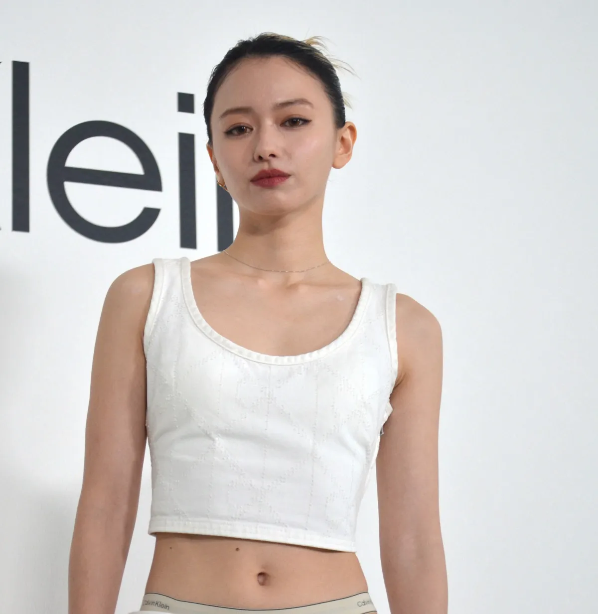 山本舞香、結婚経て「いつか子どもができたら」の夢語る　へそ出し＆タンガ“ちら見せ”ファッションで魅了