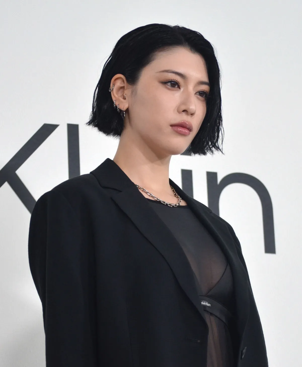 三吉彩花、シースルー＆全身黒のボディスーツで美脚あらわ「こだわりのあるデザインもお気に入り」
