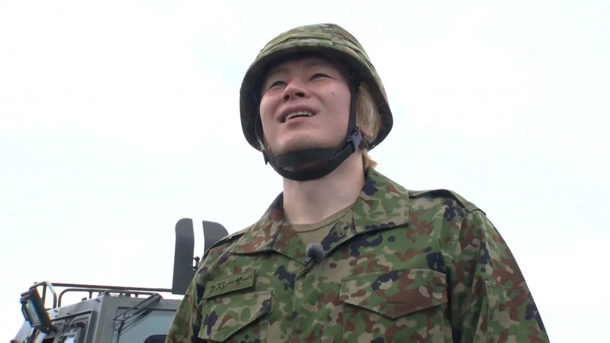 カズレーザー、自衛隊最大規模「総合火力演習」を取材　最新鋭の装備品がテレビ初登場