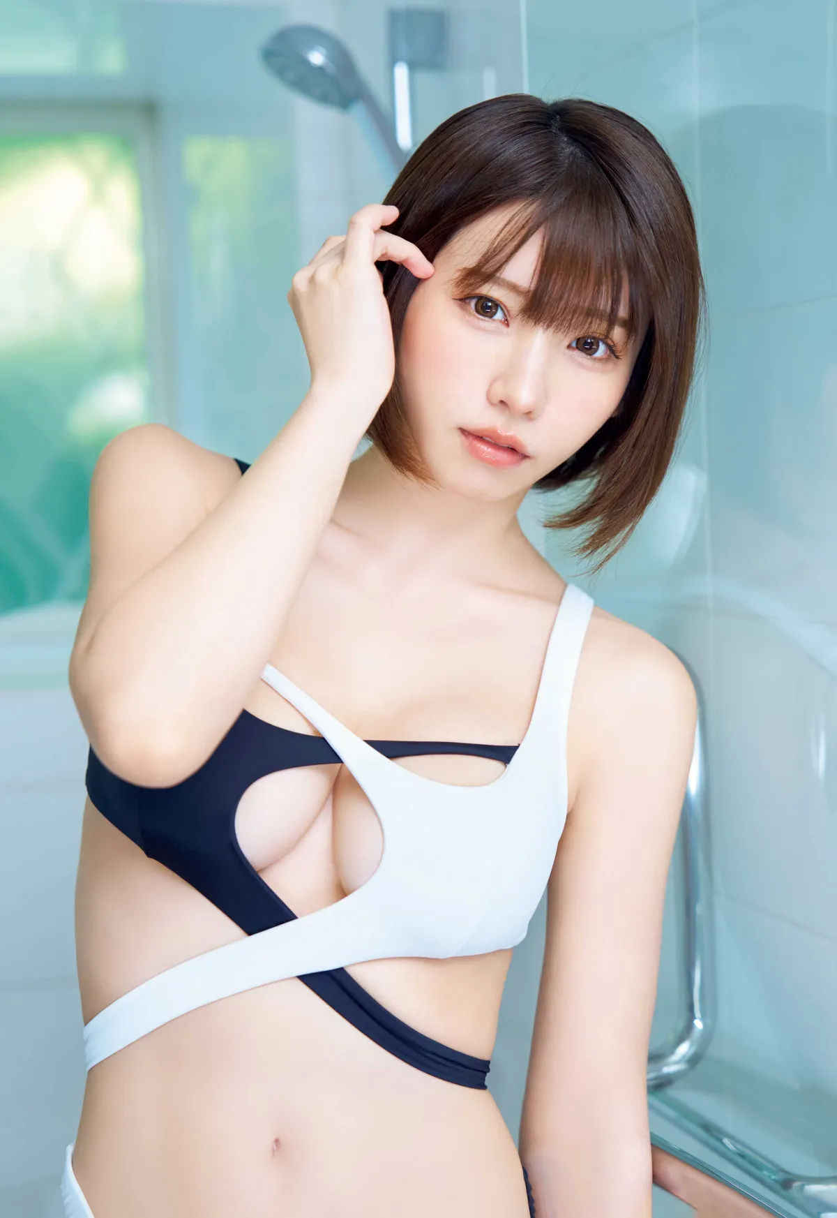 えなこ、大胆に洗練されたスタイリッシュなグラビア 凛とした美しさを届ける