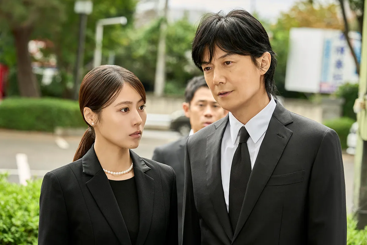 福山雅治×有村架純の“叔父姪バディ”が謎の殺人事件に挑む　映画『ブラック・ショーマン』場面写真一挙解禁