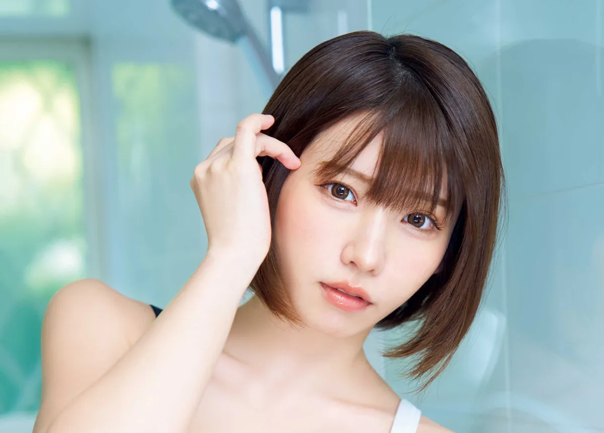 日本一のコスプレイヤー・えなこ、クールで凛としたスタイリッシュな水着で魅了