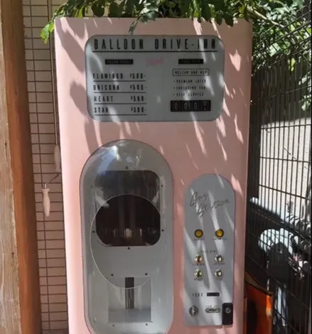 「めちゃくちゃ良いなぁ」「シャレオツ柄」マニアが絶賛　ピンク色の“映え”自販機に反響