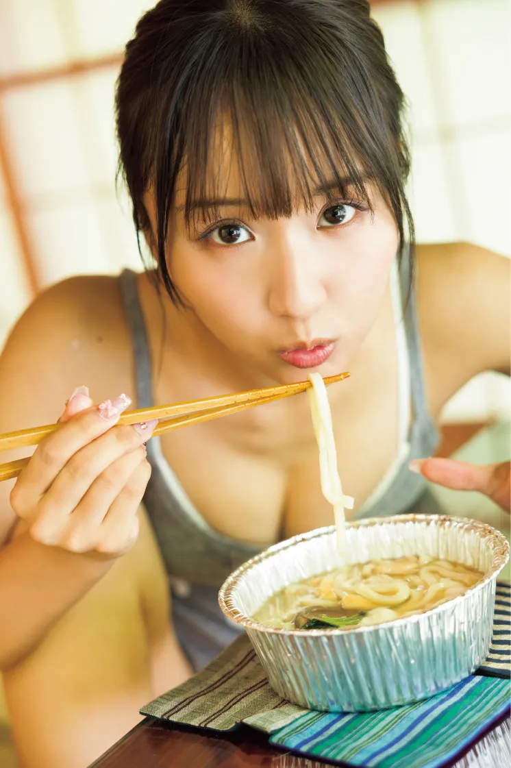 『NOBROCK TV』で話題の森脇梨々夏、鍋焼き食らい“汗だくグラビア”