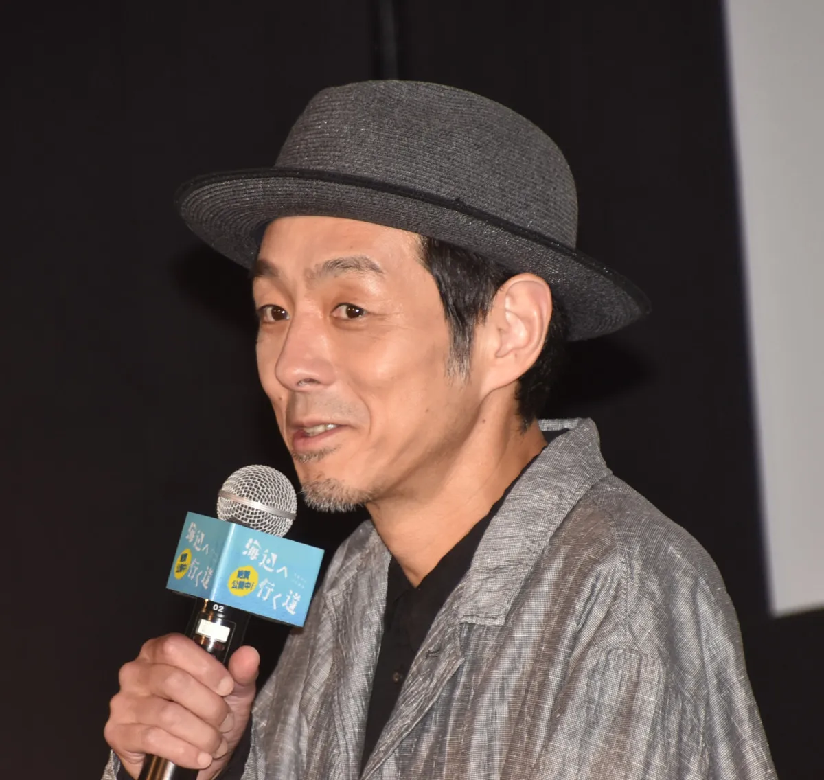 宮藤官九郎、ウエットスーツ姿に満足げ「アクスタがほしい」　海から出てきて海に帰るランチ店の常連役を好演