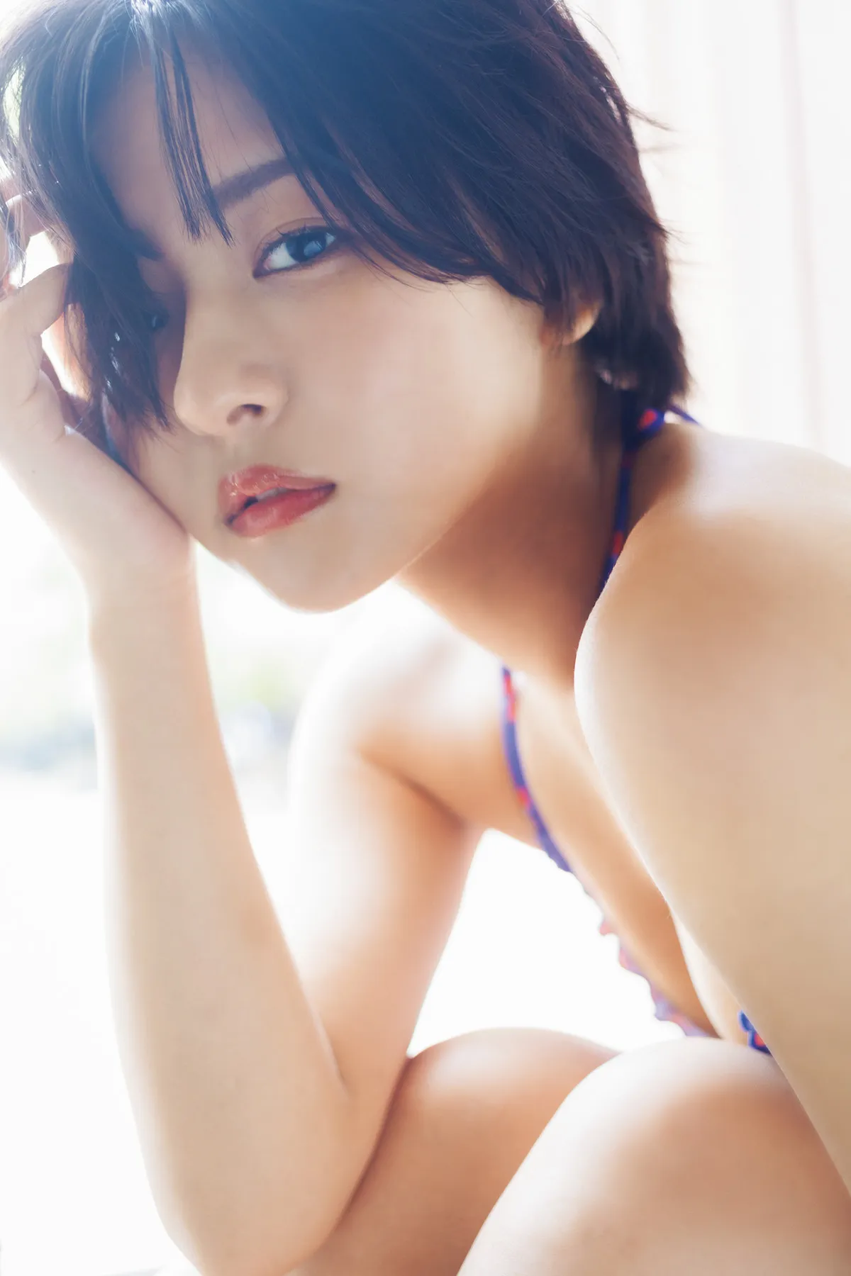 “SNS総フォロワー数200万人超え”すみぽん、白のレース水着で“大人の表情”