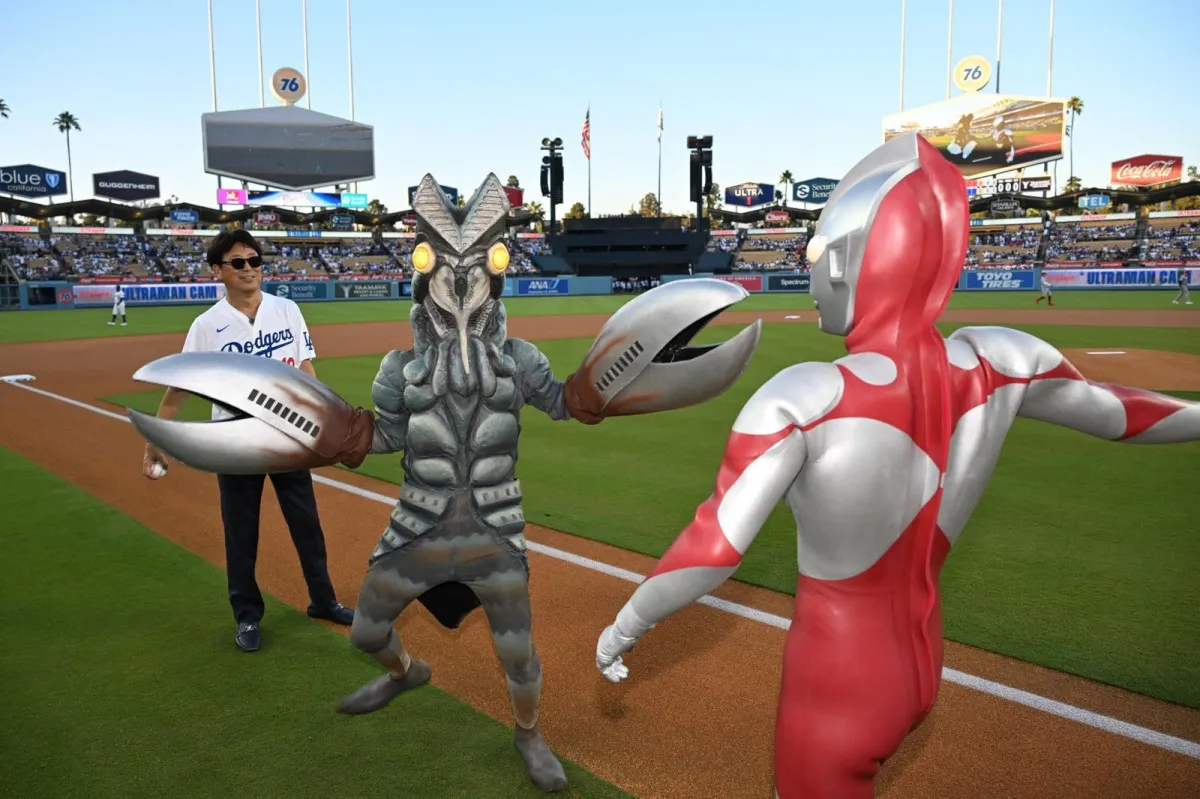 ウルトラマン、ドジャース試合で始球式に登場　バルタン星人の乱入を阻止