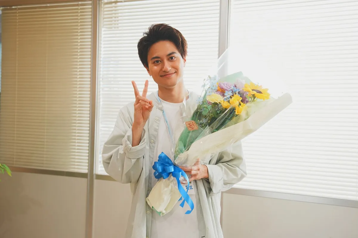 Aぇ! group小島健、療育センター職員姿「もっと現場にいたいな」　『朝山家』撮了で花束＆Vサイン